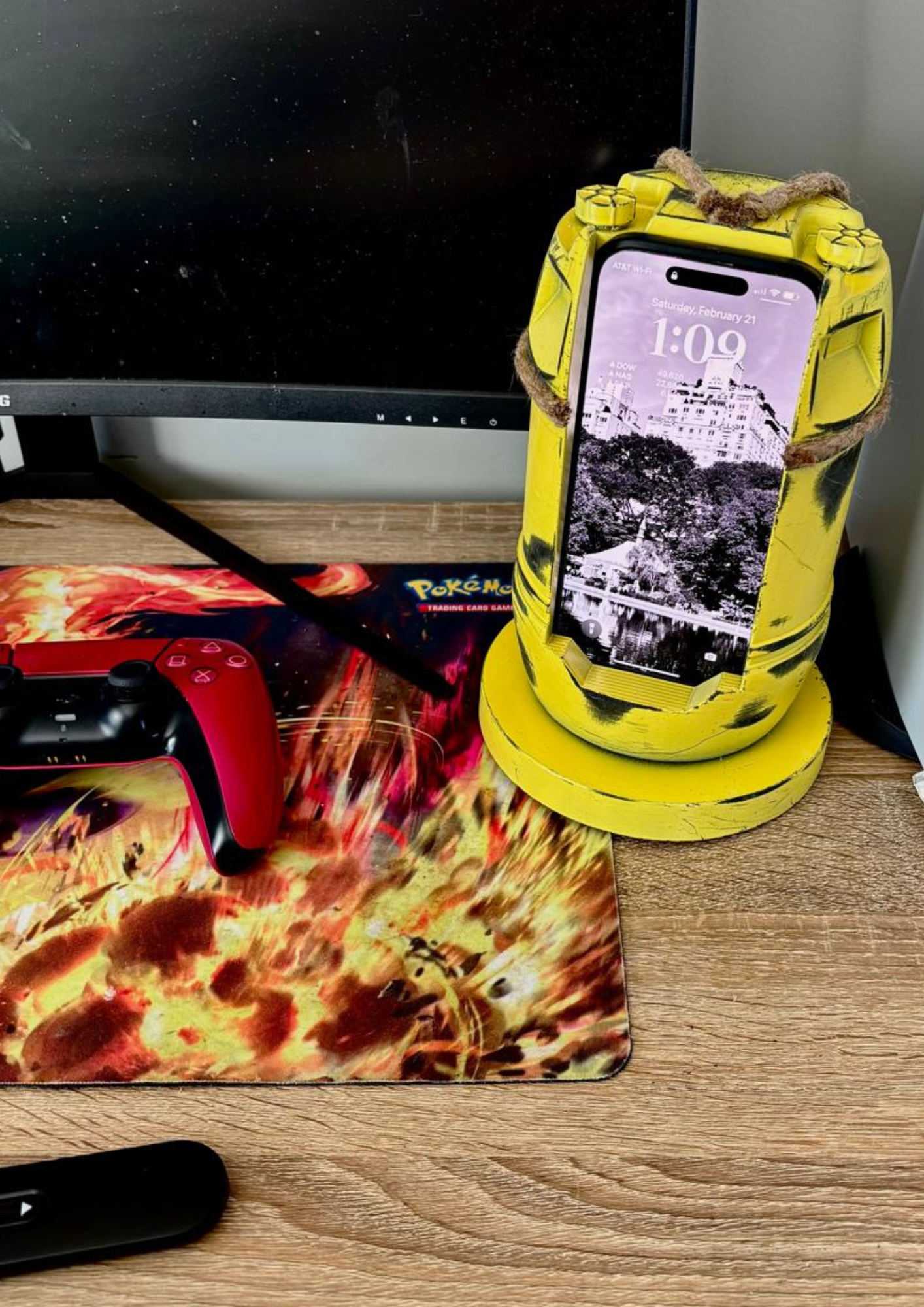 JAWS inspired yellow barrel smartphone charging dock
