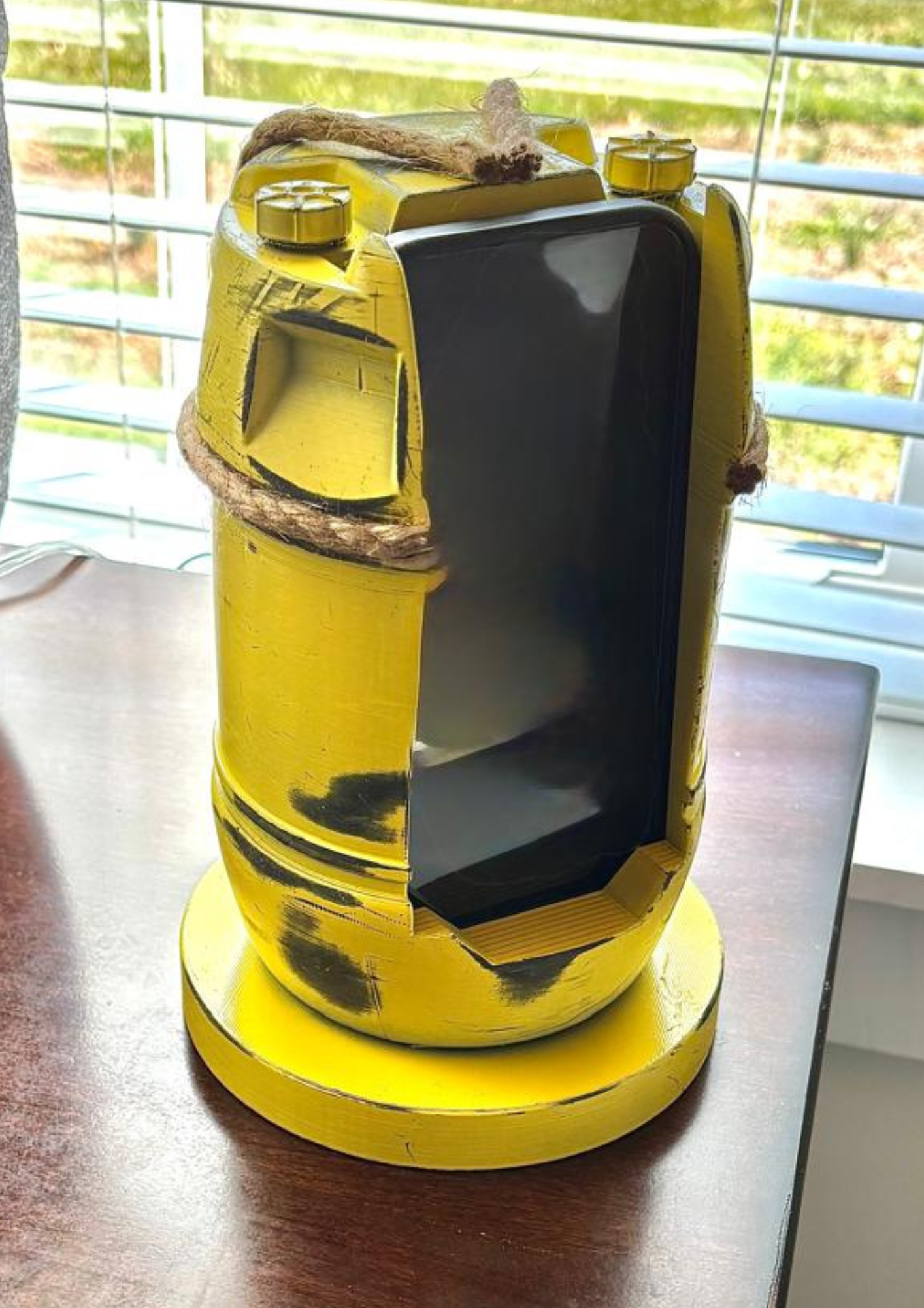 JAWS inspired yellow barrel smartphone charging dock